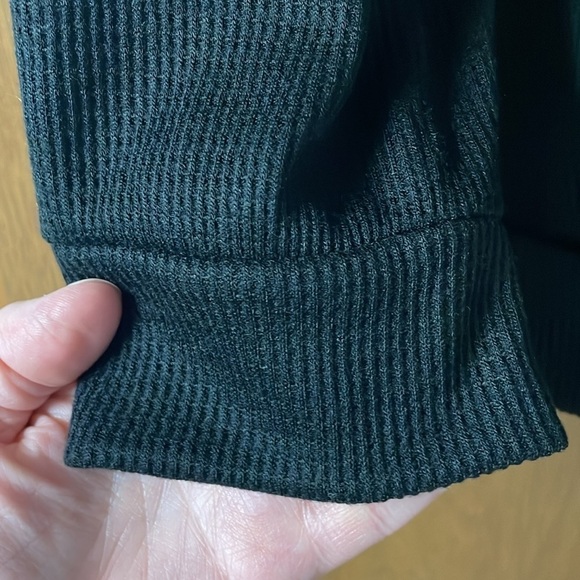 Size XL color block v-neck top with button detail - Picture 7 of 8